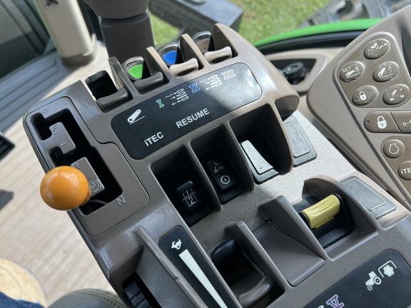 2013 John Deere 8260R