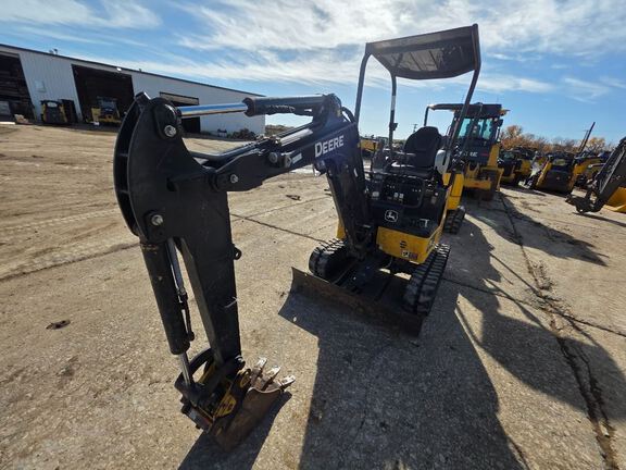 Photo of a 2023 John Deere 17G