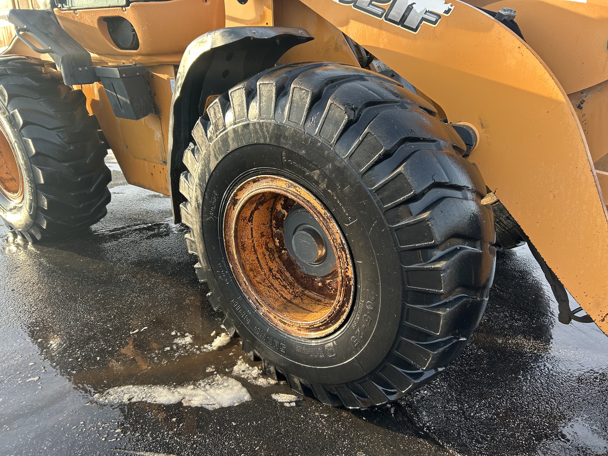 2016 Case 621F Image 8