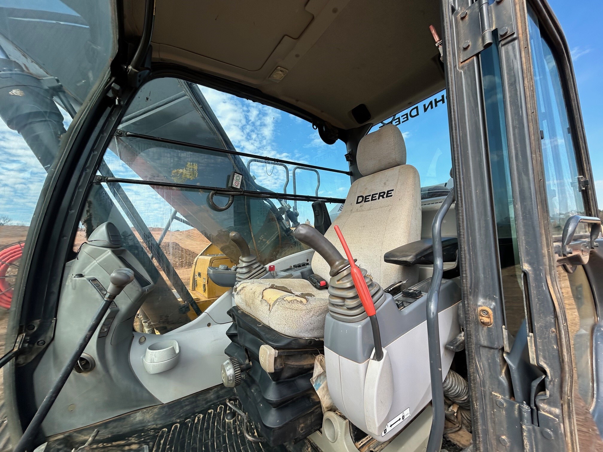 2018 John Deere 210G LC Image 5