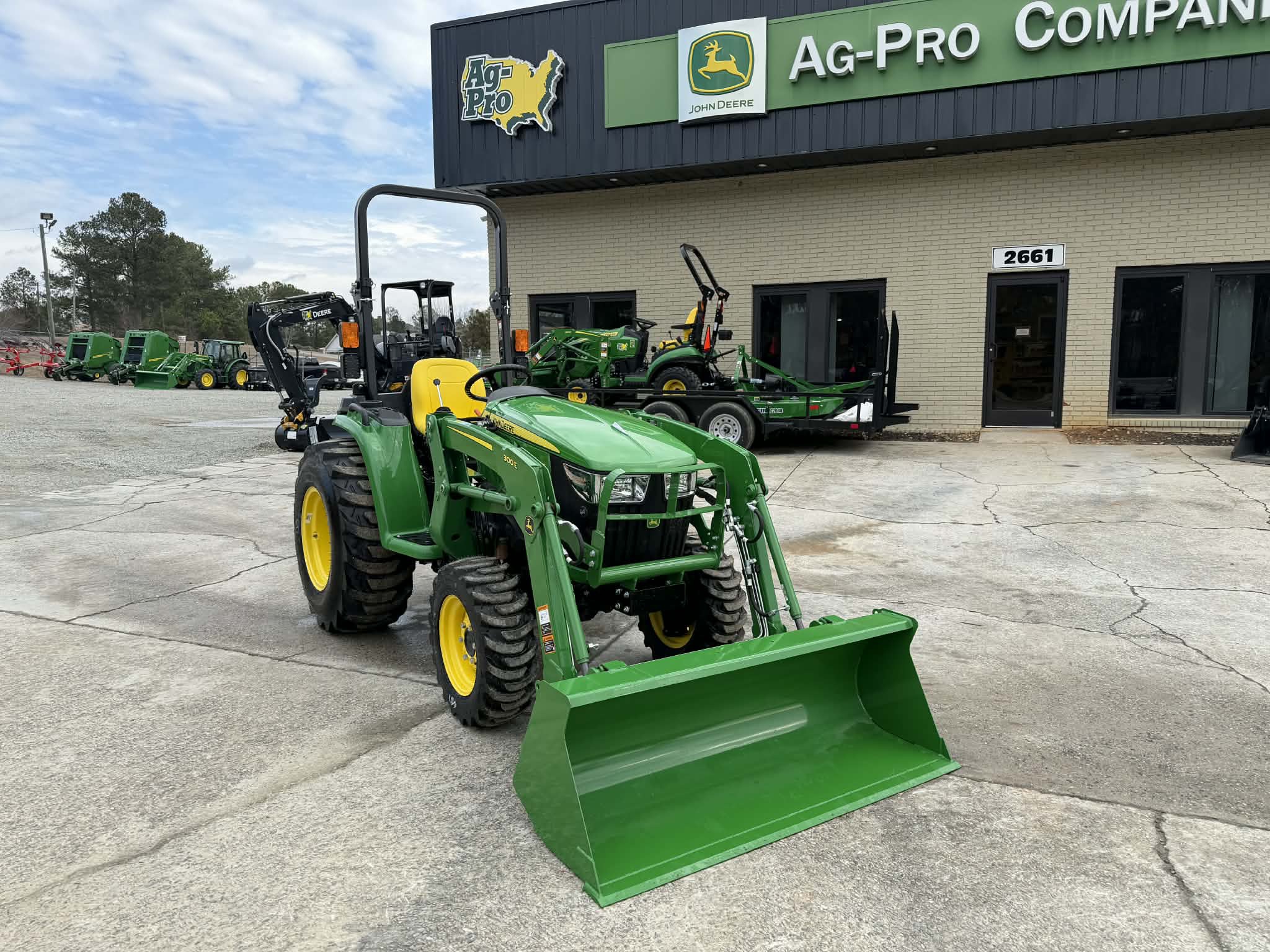 2025 John Deere 3032E Image 7
