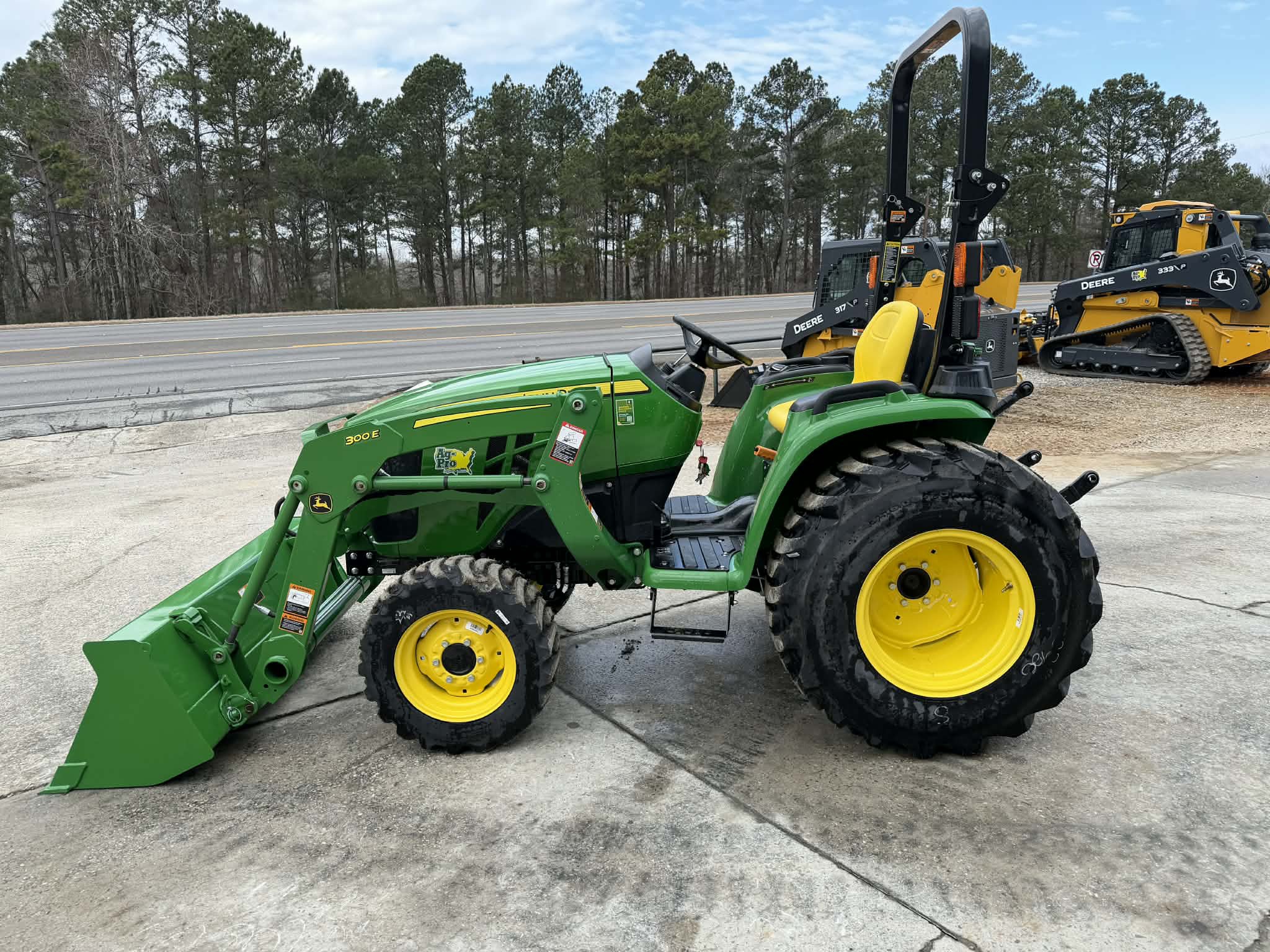 2025 John Deere 3032E Image 3