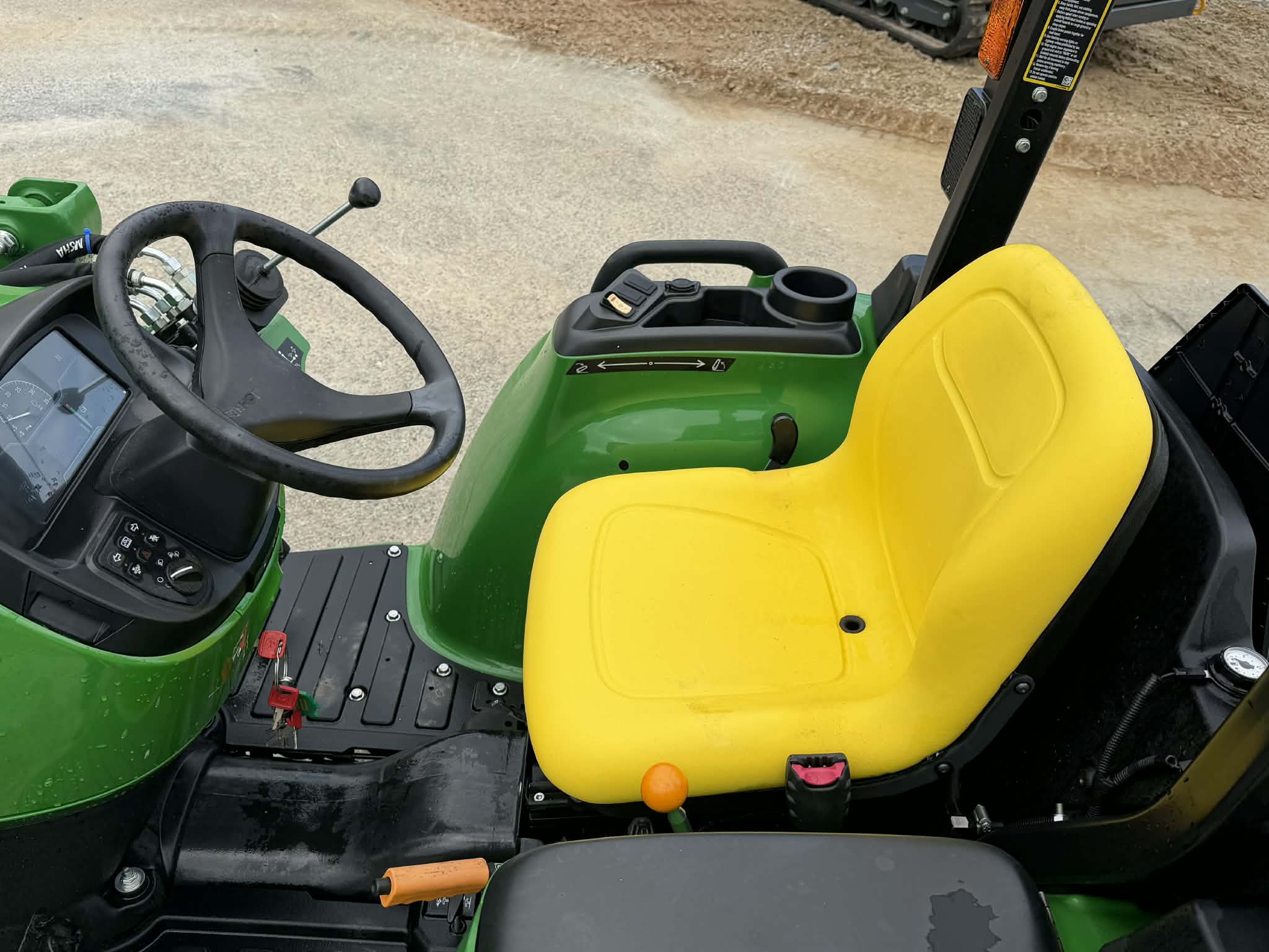 2025 John Deere 3032E Image 8