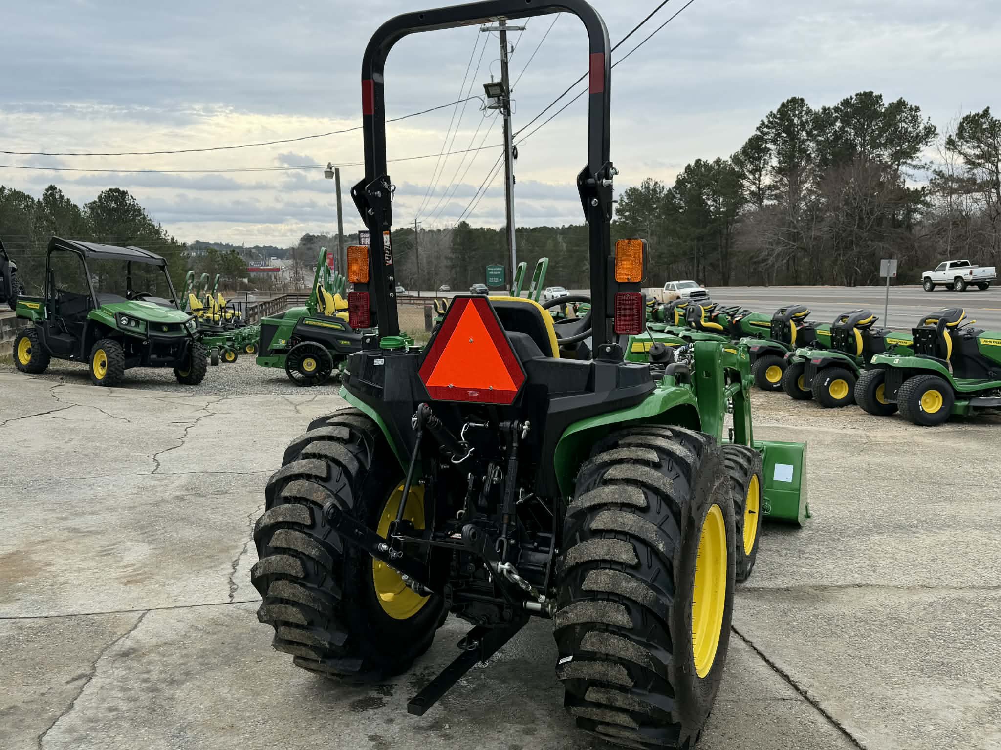 2025 John Deere 3032E Image 5
