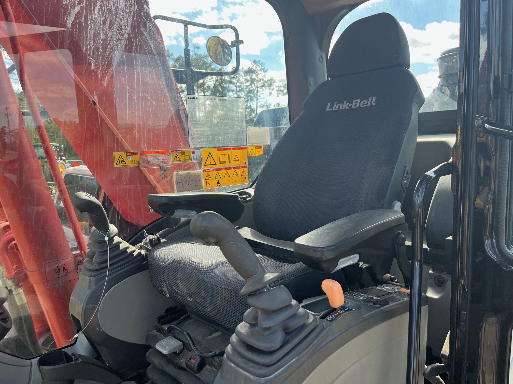 2023 Linkbelt 210 X4 Image 6