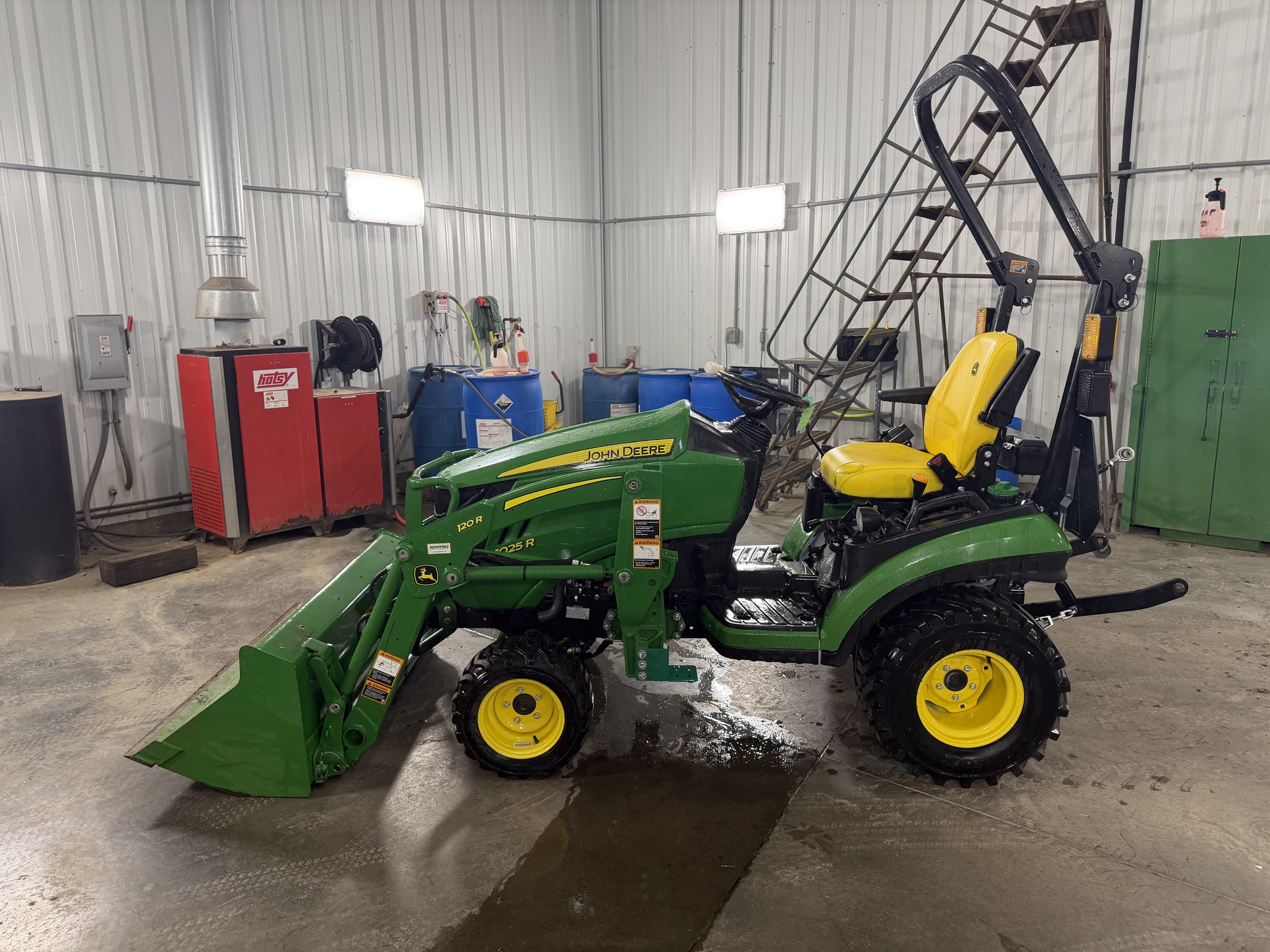 Used 2021 John Deere 1025R Compact Utility Tractors at Koenig Equipment in Franklin, IN - PhotoXL3