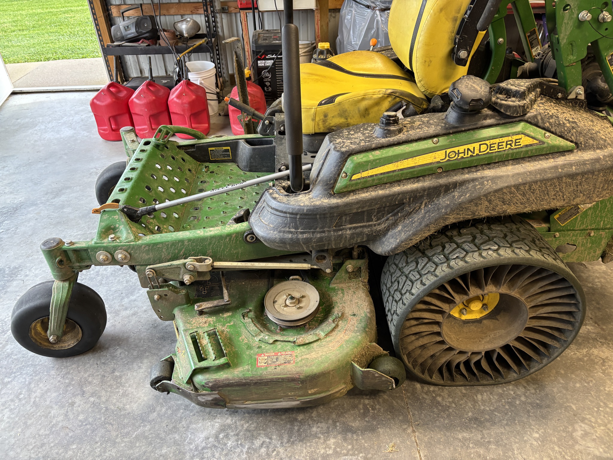 Used 2021 John Deere Z930M Zero Turn Mowers at Koenig Equipment in Richmond, IN - PhotoXL3