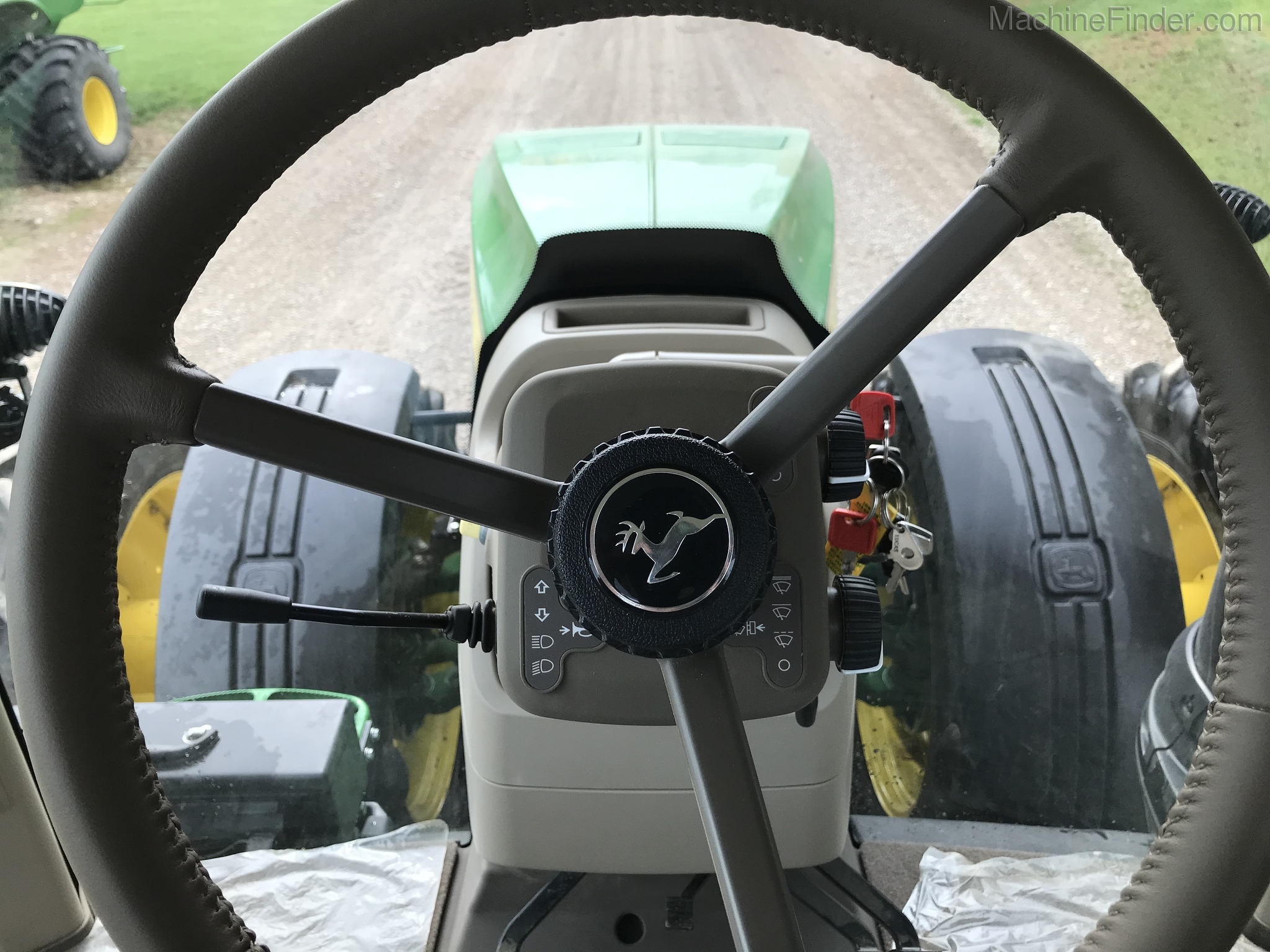 2019 John Deere 8295R Image 32
