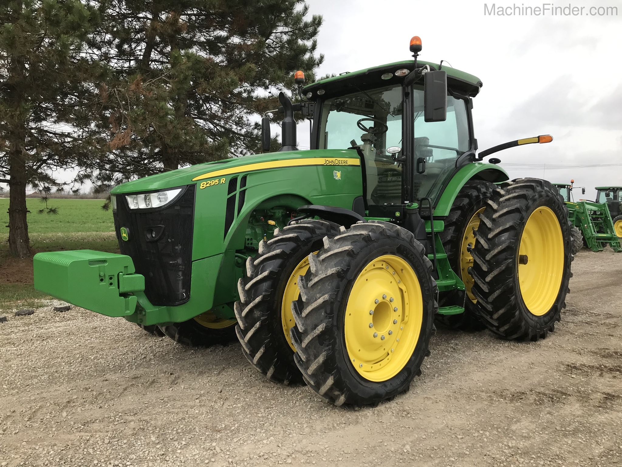 2019 John Deere 8295R Image 3