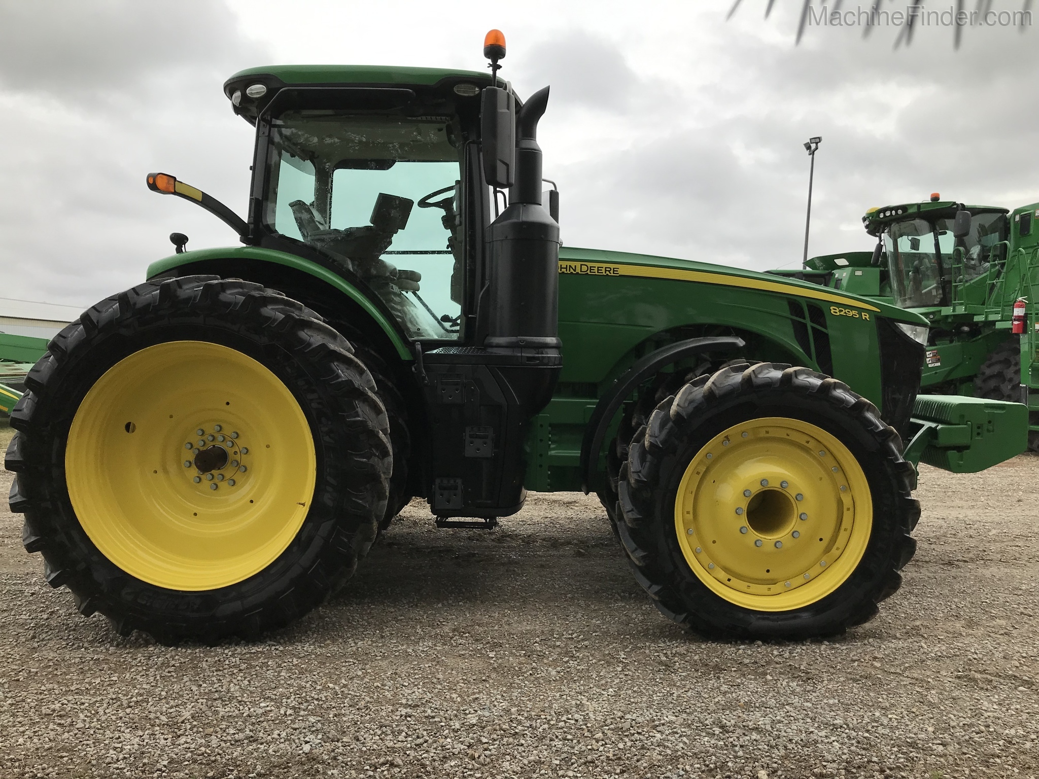 2019 John Deere 8295R Image 6