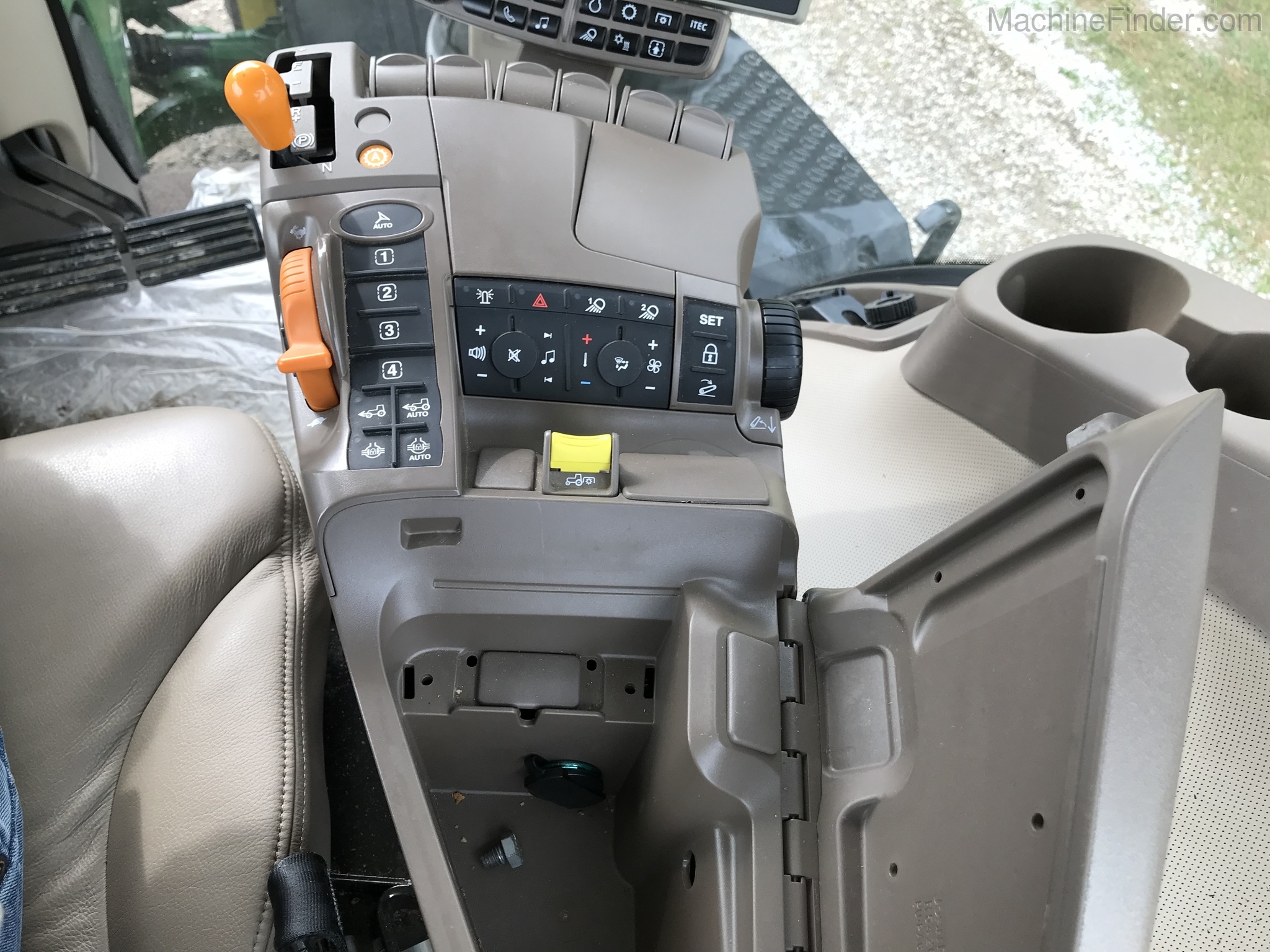 2019 John Deere 8295R Image 31