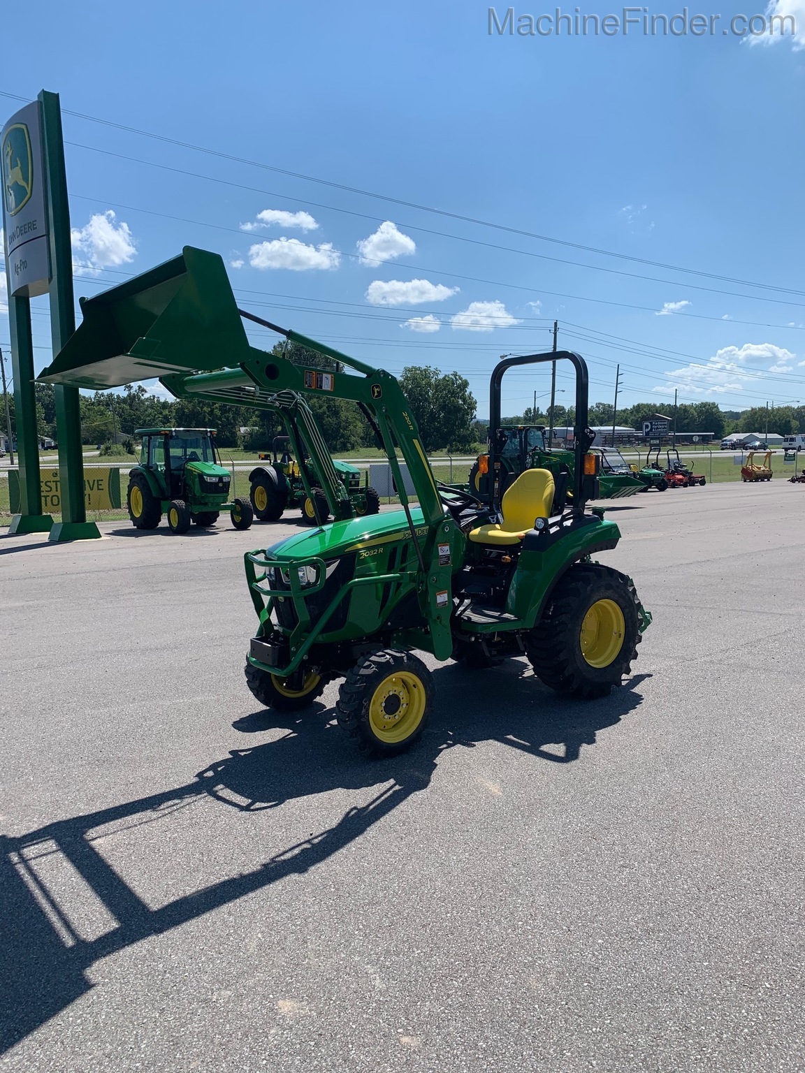 2020 John Deere 2032R Image 1