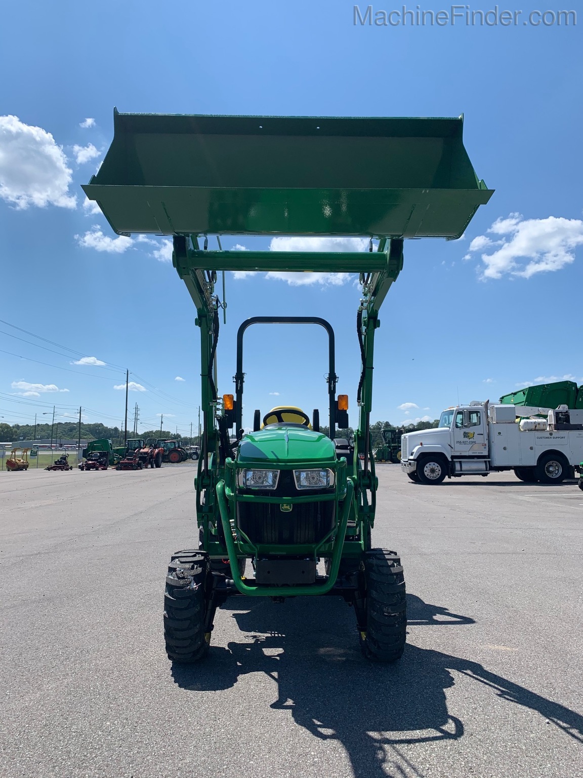 2020 John Deere 2032R Image 3