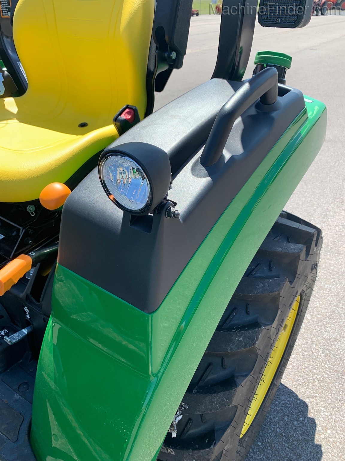 2020 John Deere 2032R Image 9