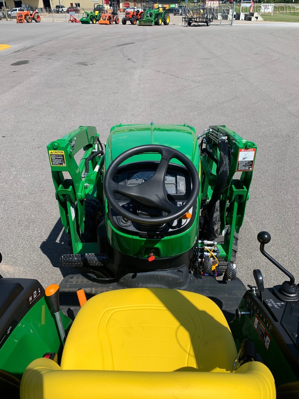 2020 John Deere 2032R Image 10