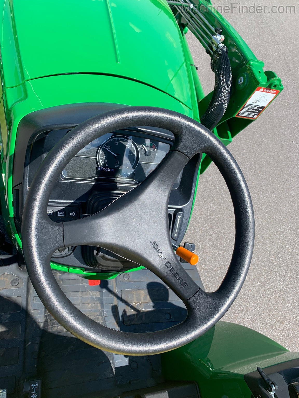 2020 John Deere 2032R Image 11