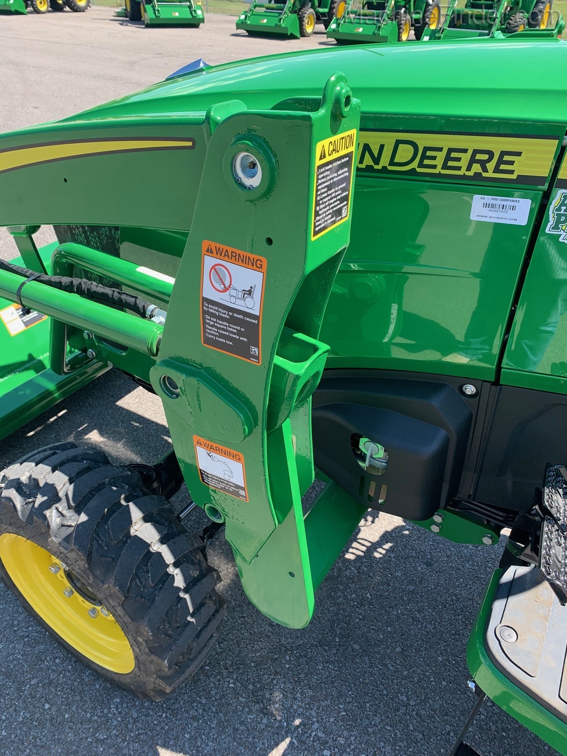 2020 John Deere 2032R Image 12