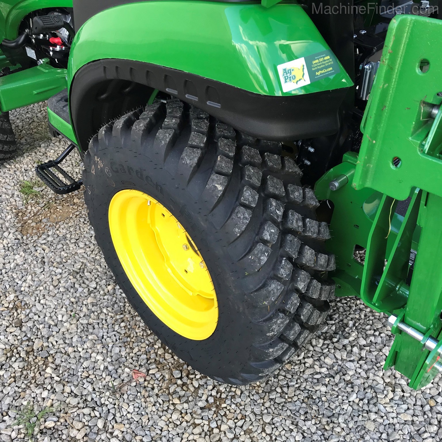 2020 John Deere 2025R Image 10