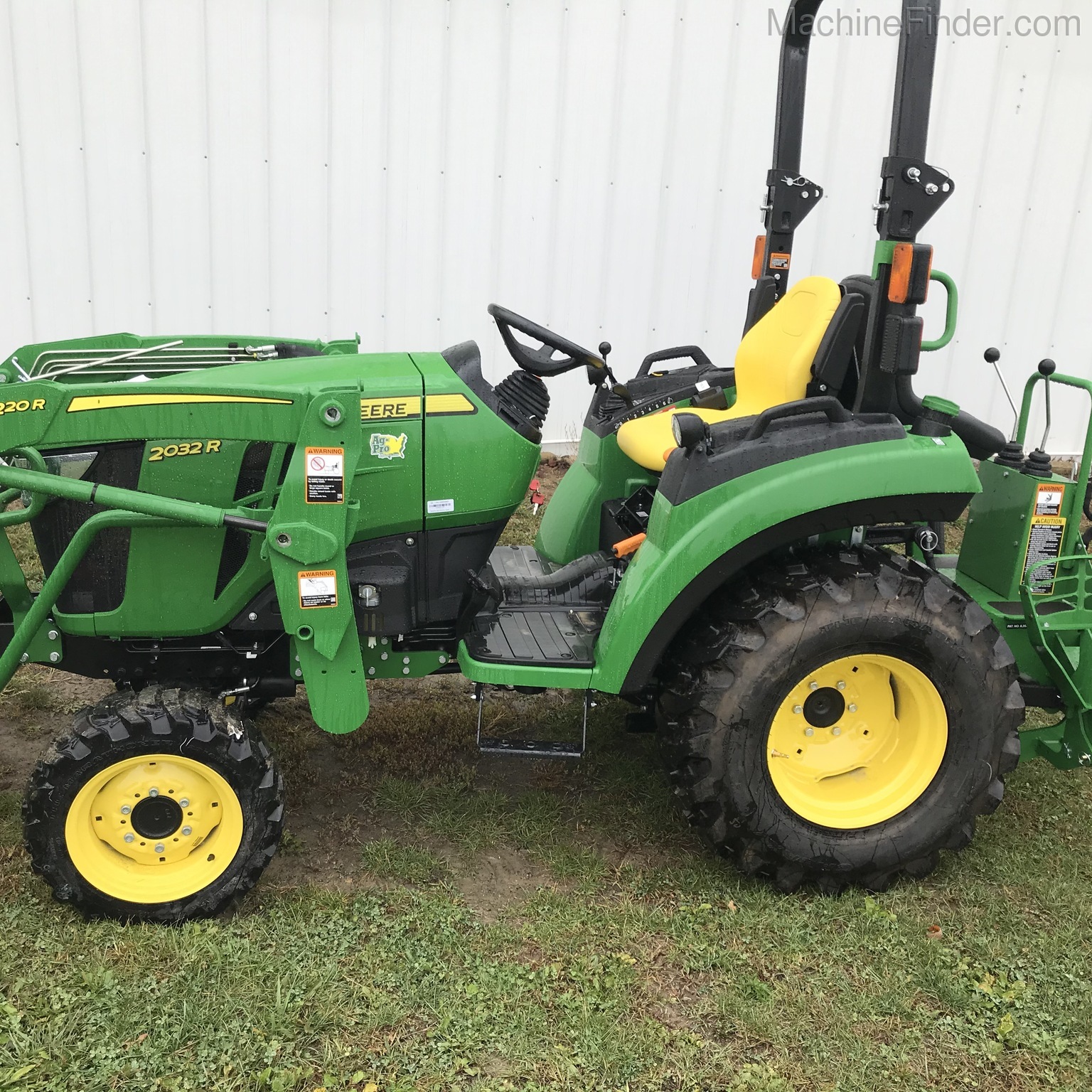 2020 John Deere 2032R Image 2