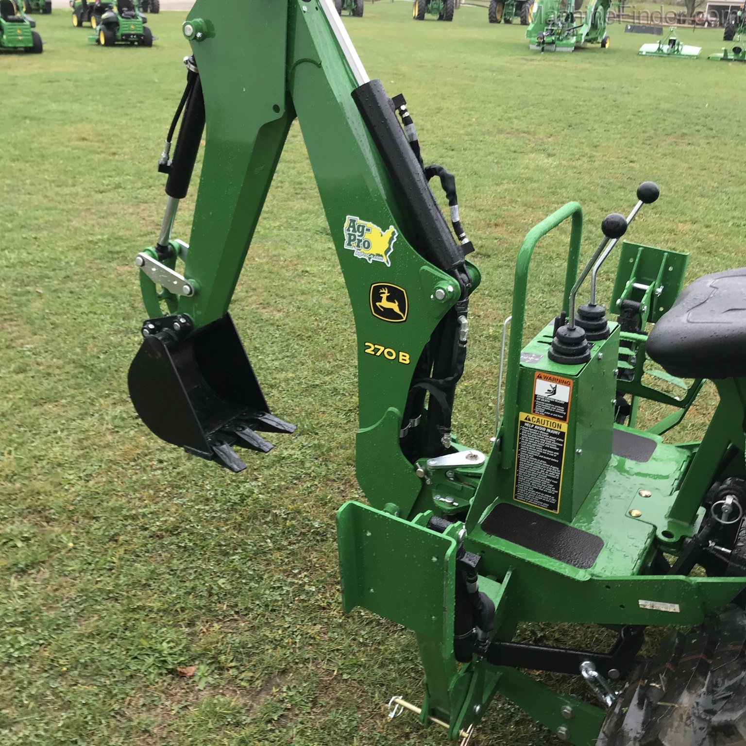 2020 John Deere 2032R Image 5