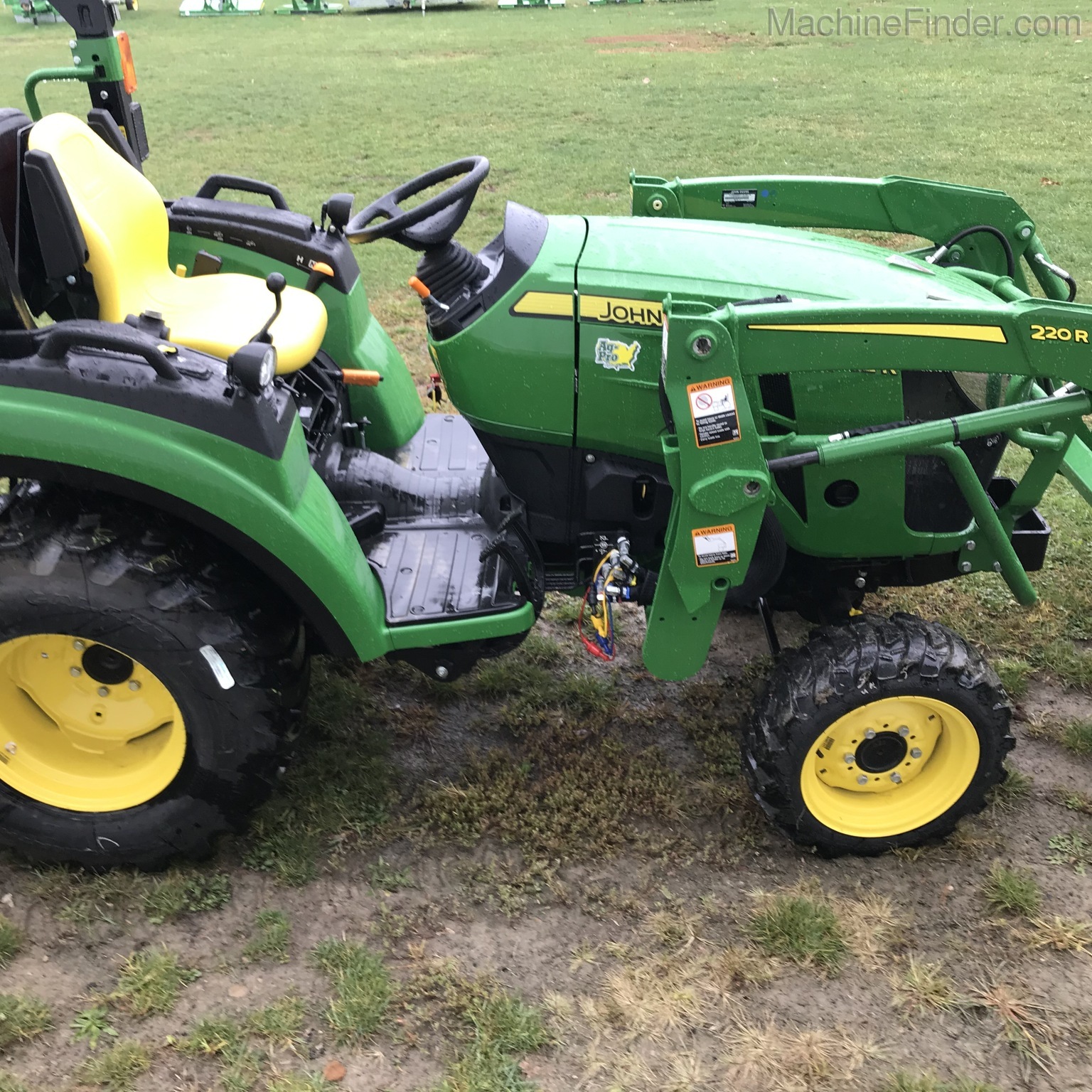 2020 John Deere 2032R Image 6