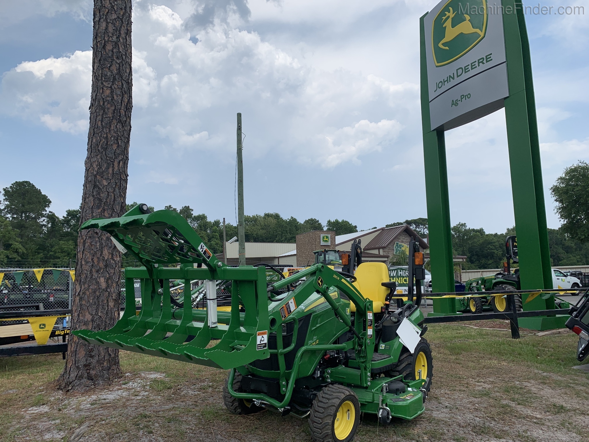 2020 John Deere 1025R Image 2