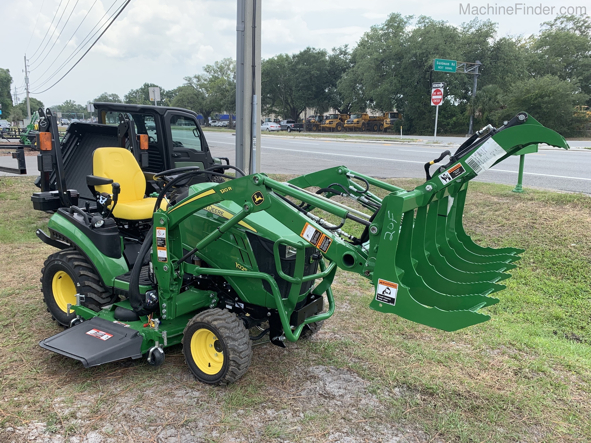 2020 John Deere 1025R Image 3