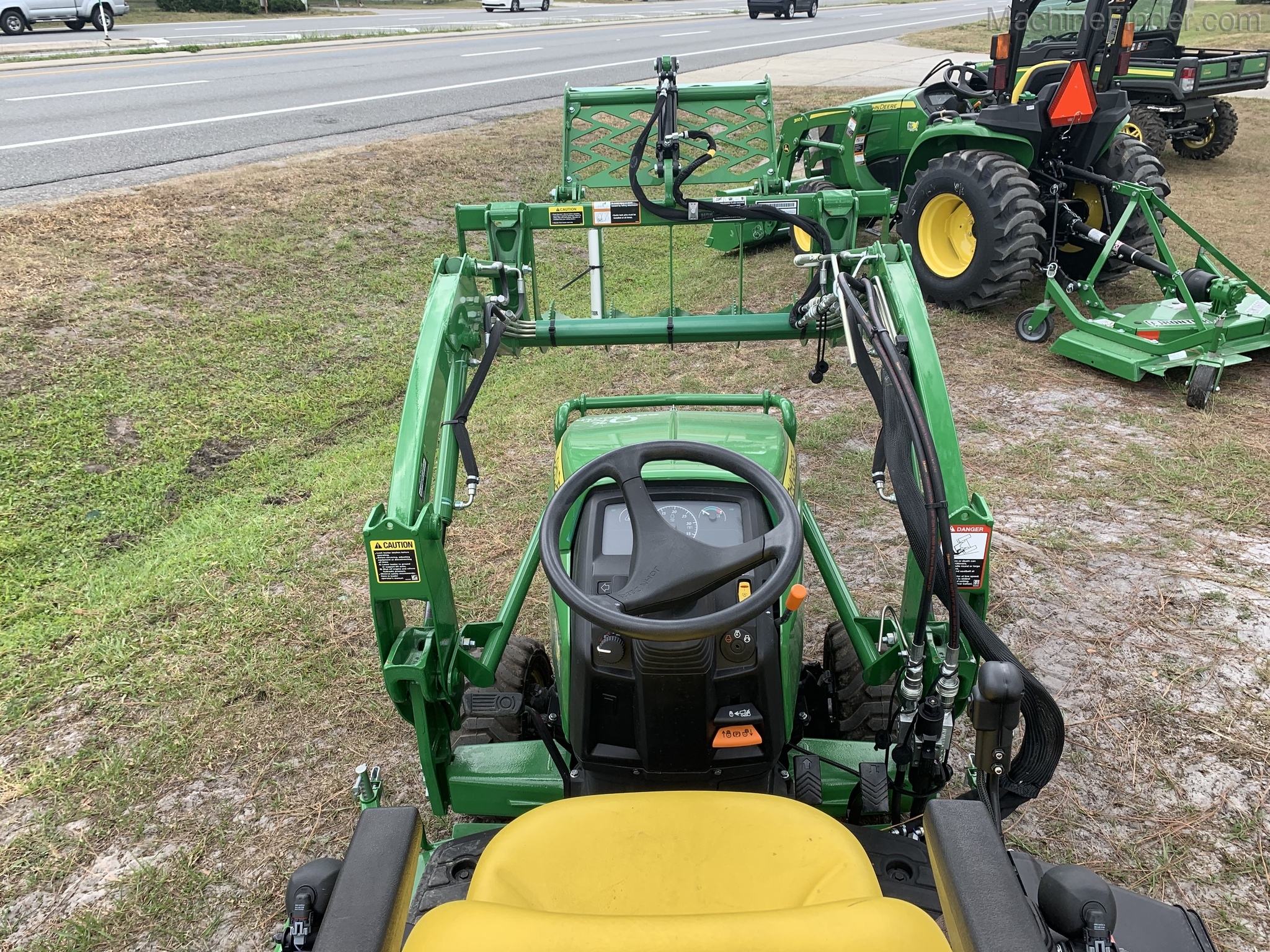 2020 John Deere 1025R Image 6