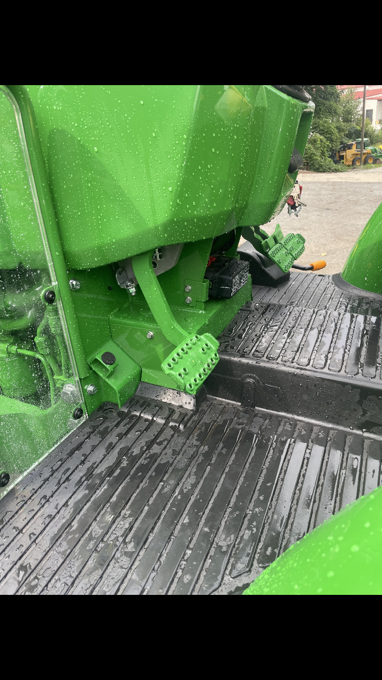 2023 John Deere 5067E Image 8