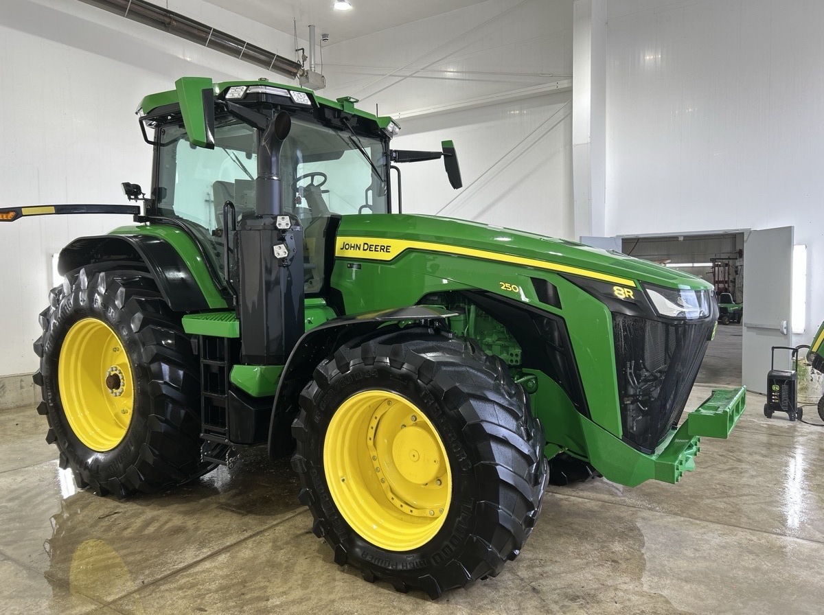 2021 John Deere 8R 250 Image 2