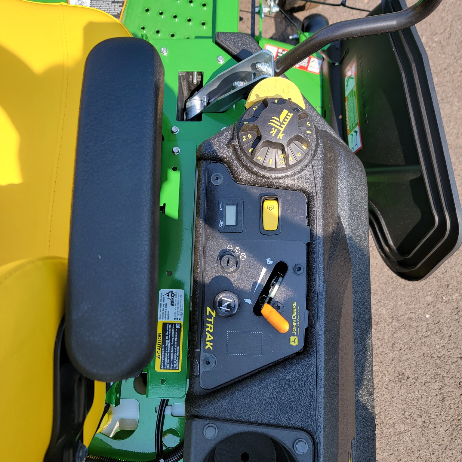 2025 John Deere Z720E Image 7