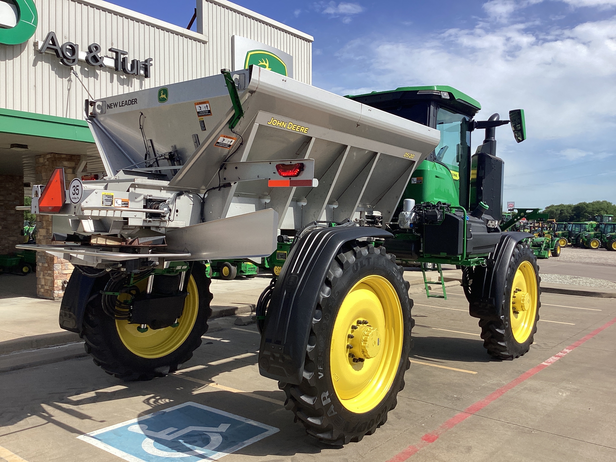 2024 John Deere 400R Image 9