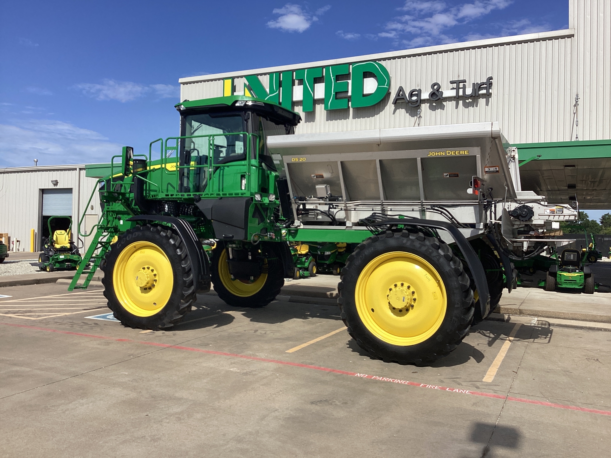 2024 John Deere 400R Image 4