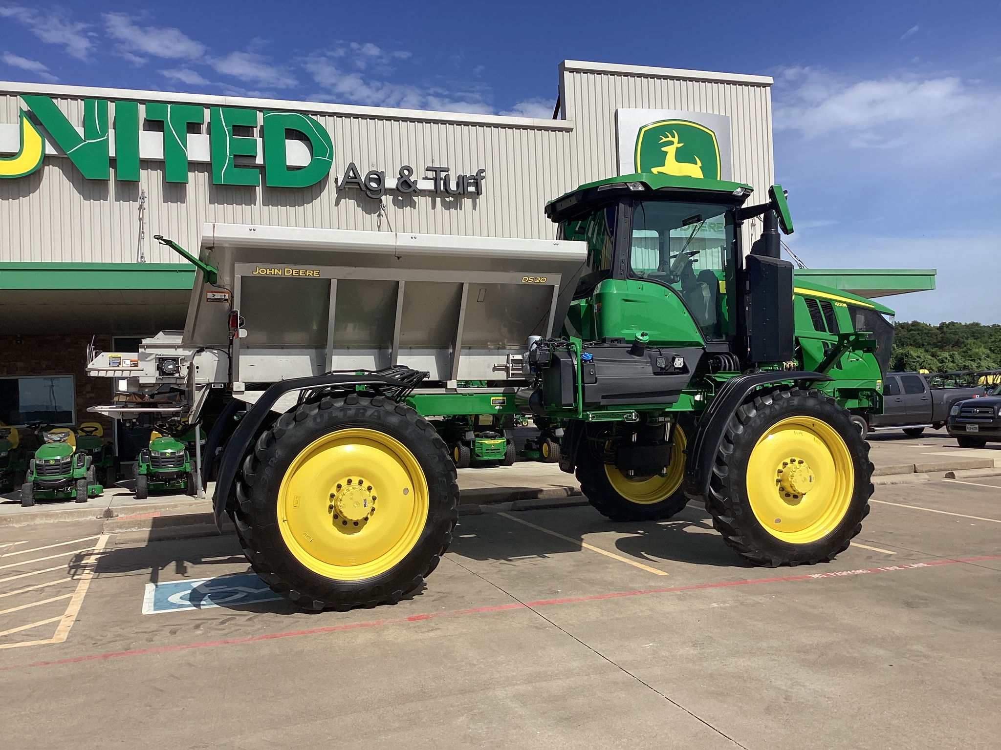 2024 John Deere 400R Image 7