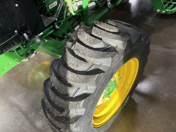 2025 John Deere 3046R - Photo9