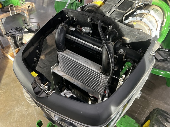 2025 John Deere 3046R - Photo14