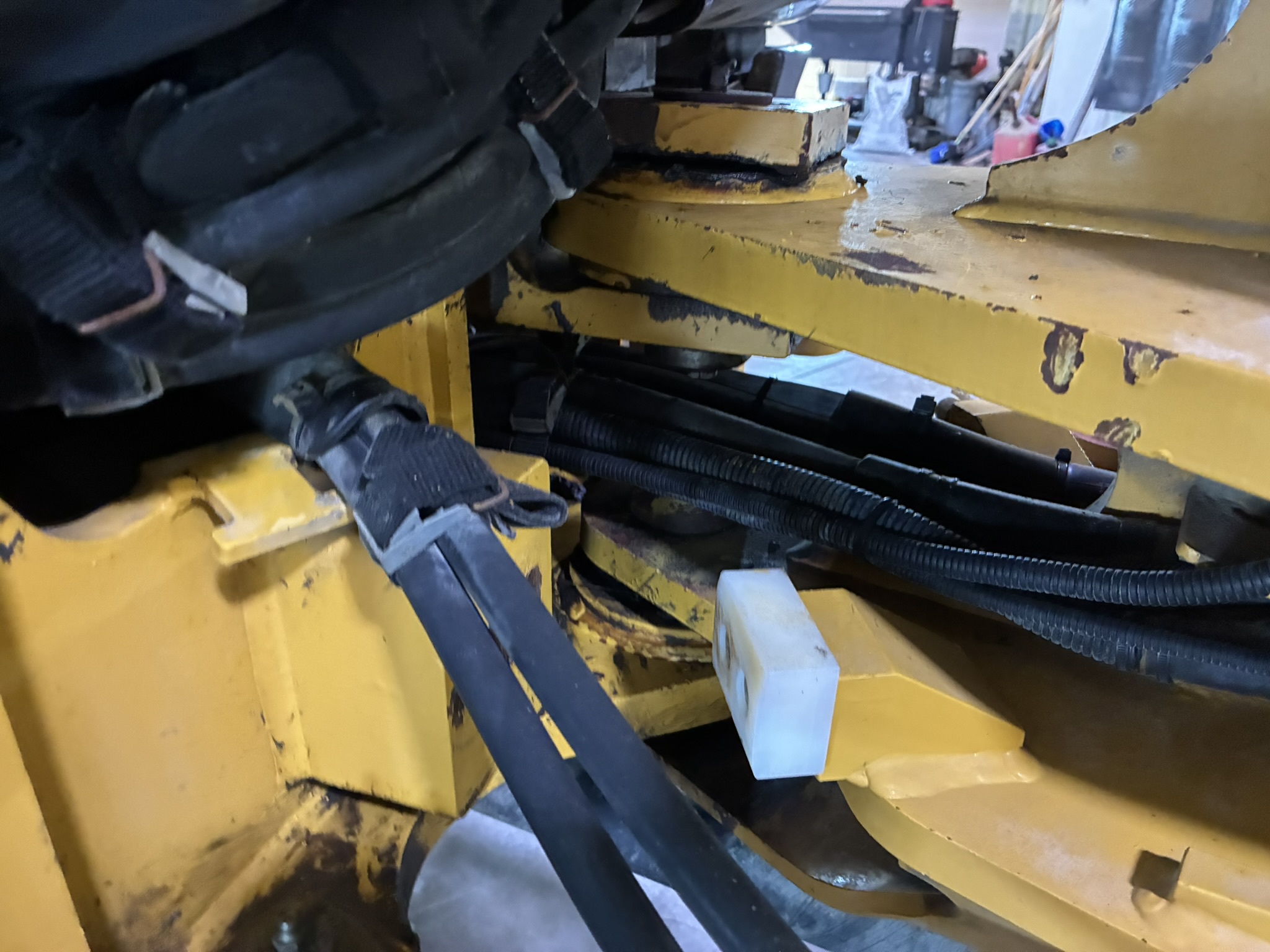 2019 John Deere 304L Image 11