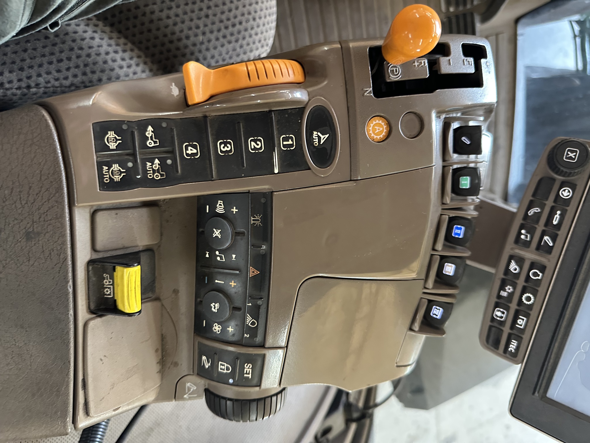 2014 John Deere 8245R Image 9