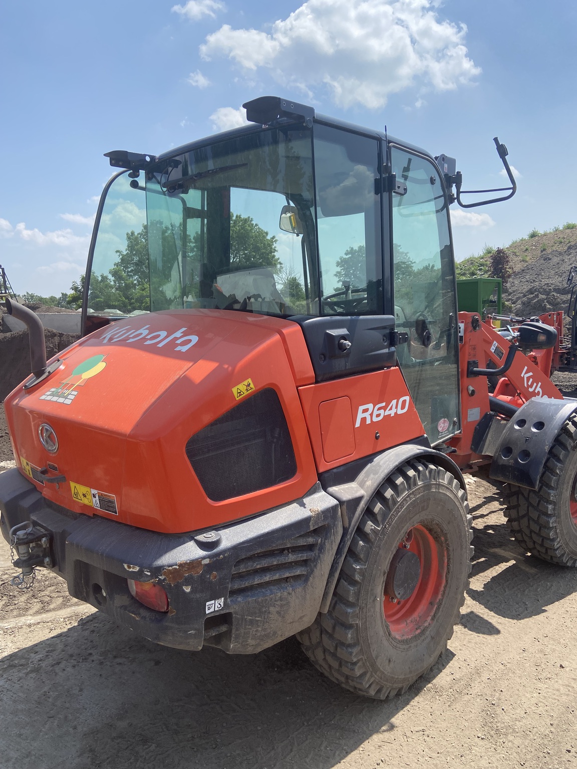 2022 Kubota R640 Image 6