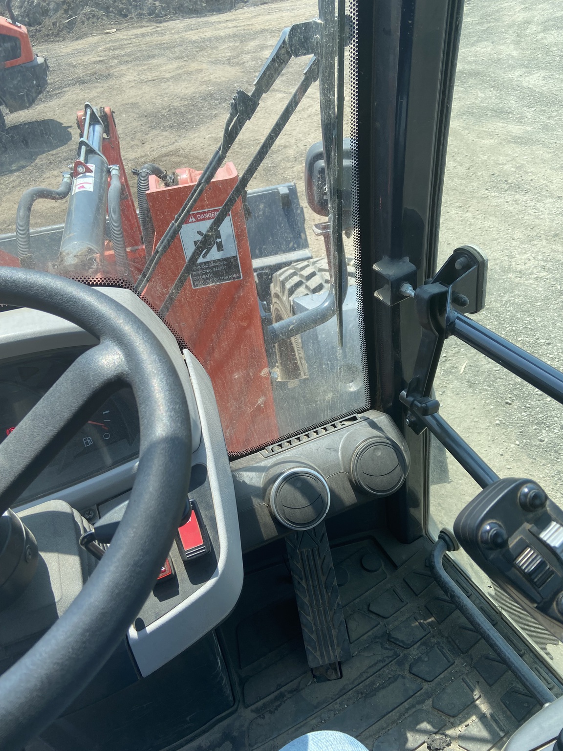 2022 Kubota R640 Image 17