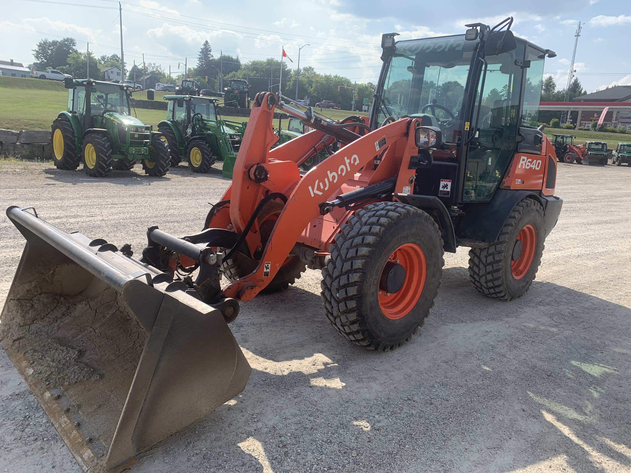 2022 Kubota R640 Image 3