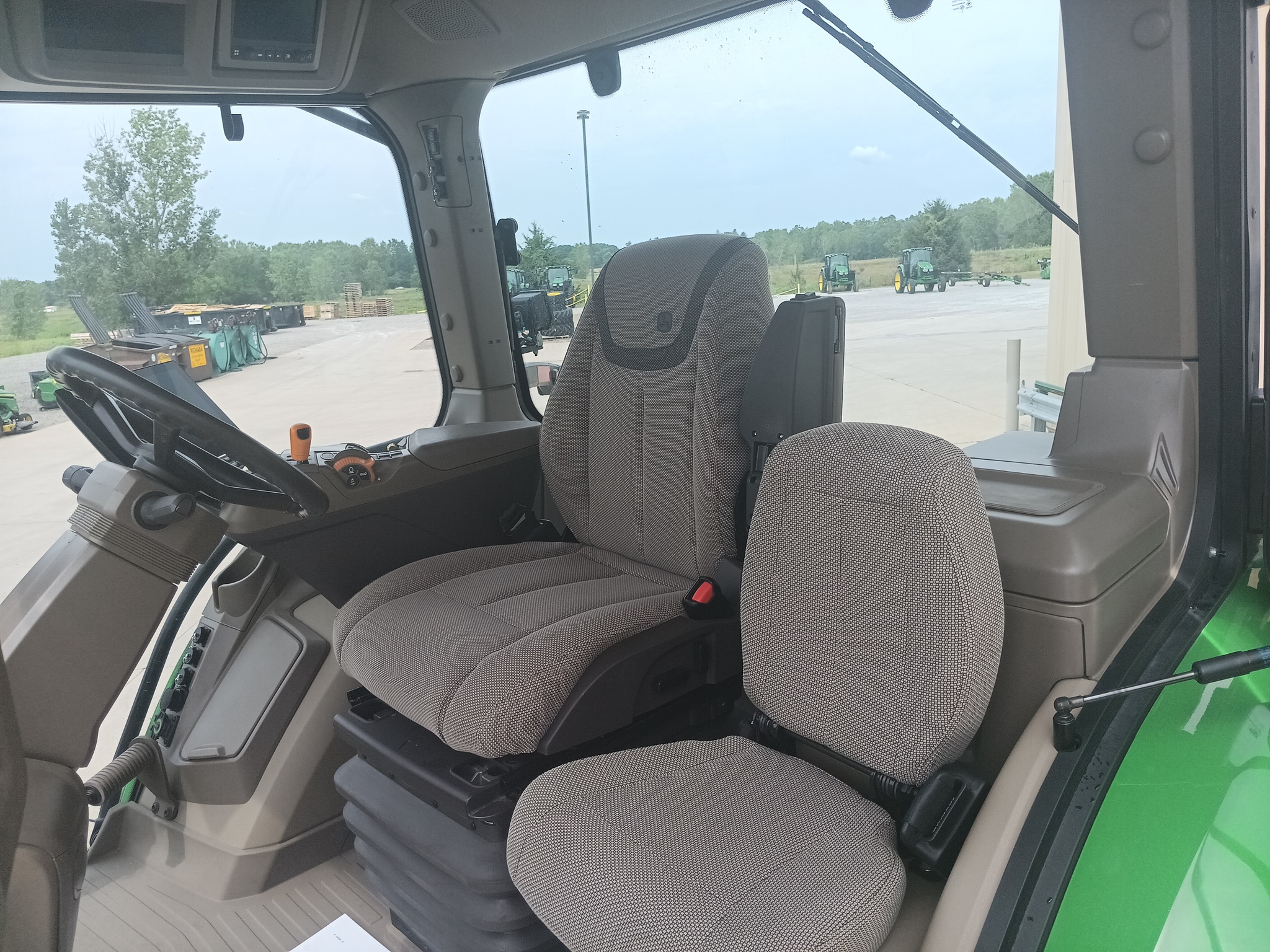 2024 John Deere 8R 250 Image 9