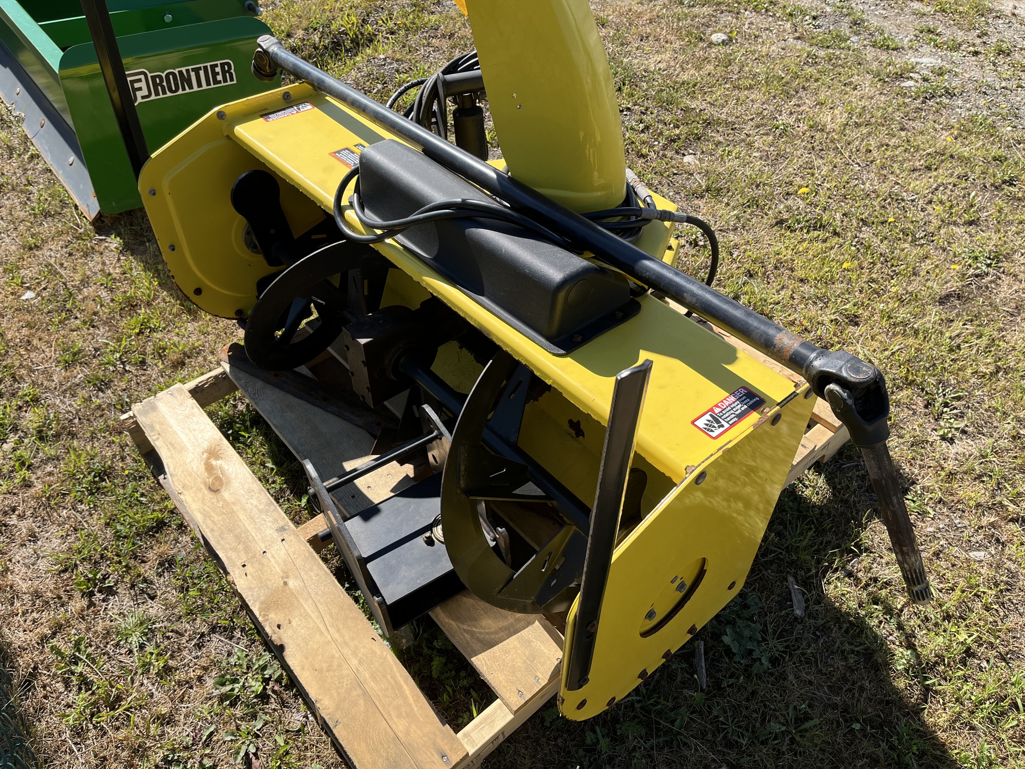 2010 John Deere 2320 Image 11