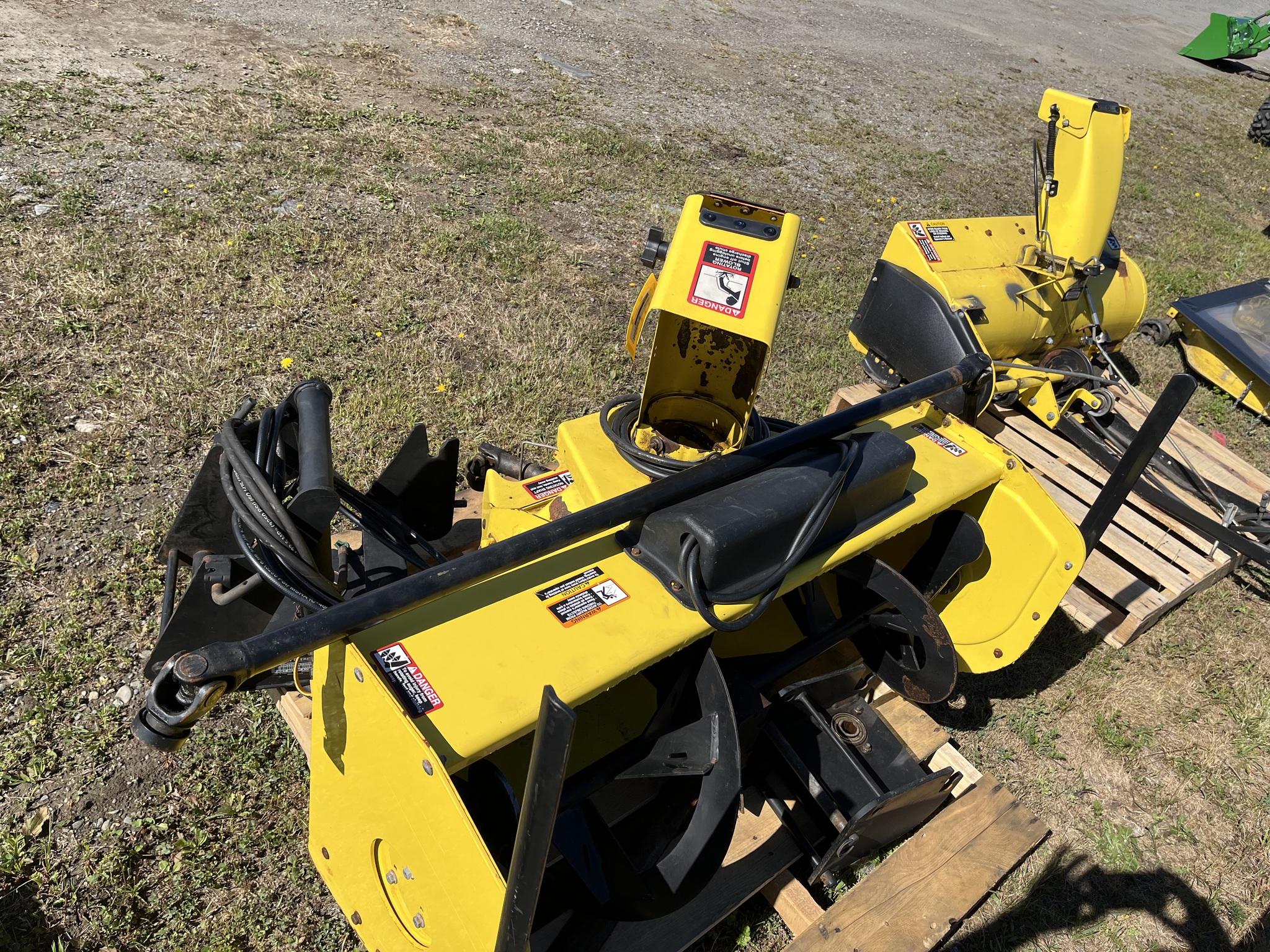 2010 John Deere 2320 Image 12