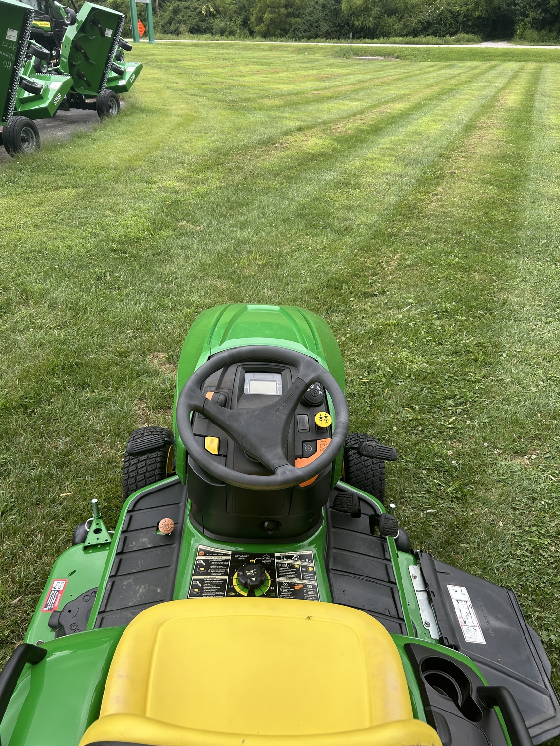 2023 John Deere X570 Image 6