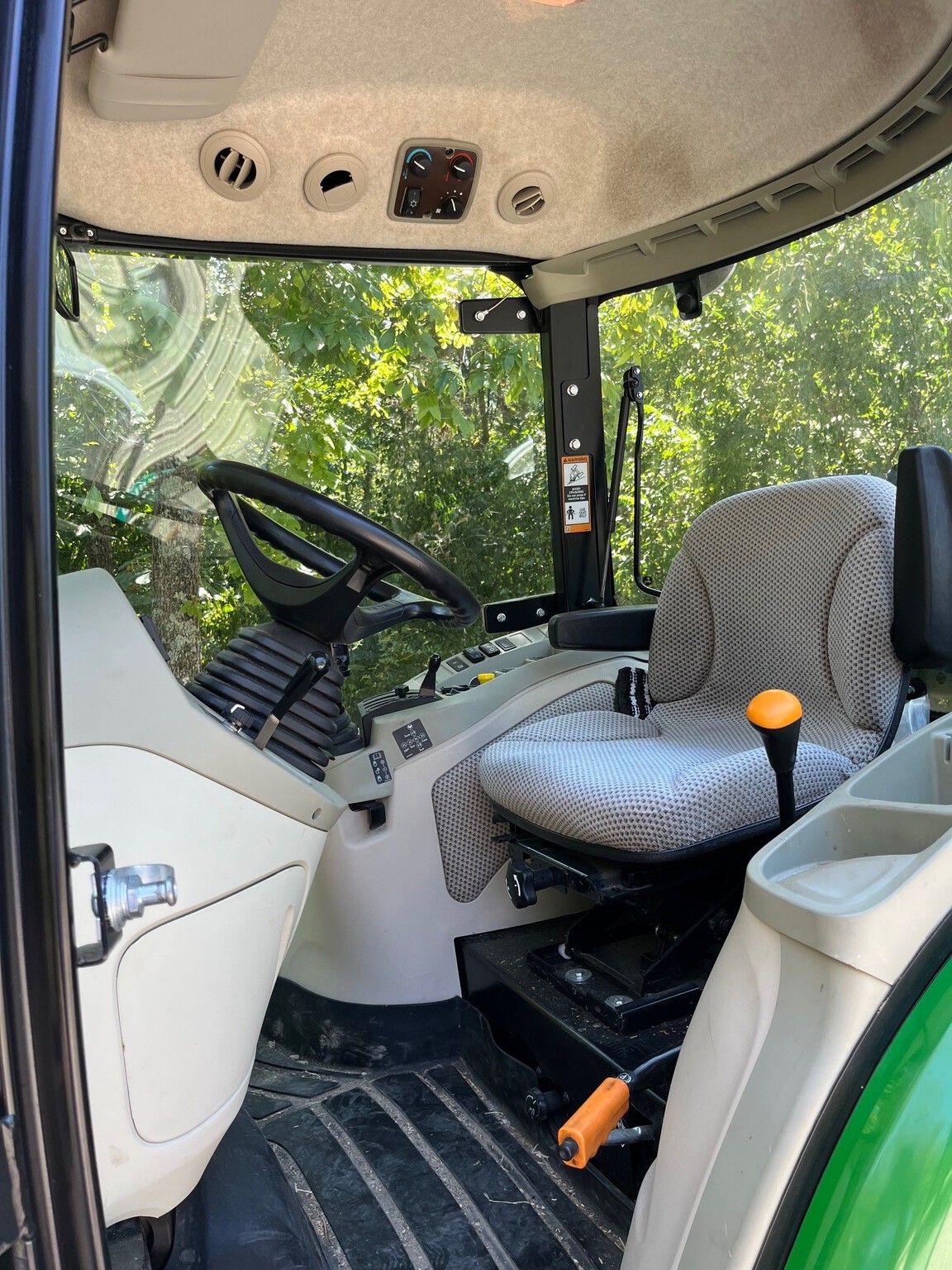 2018 John Deere 4052R Image 2