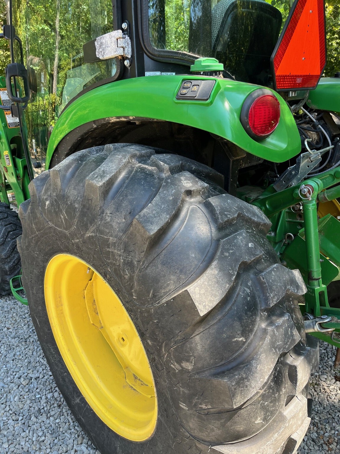 2018 John Deere 4052R Image 4