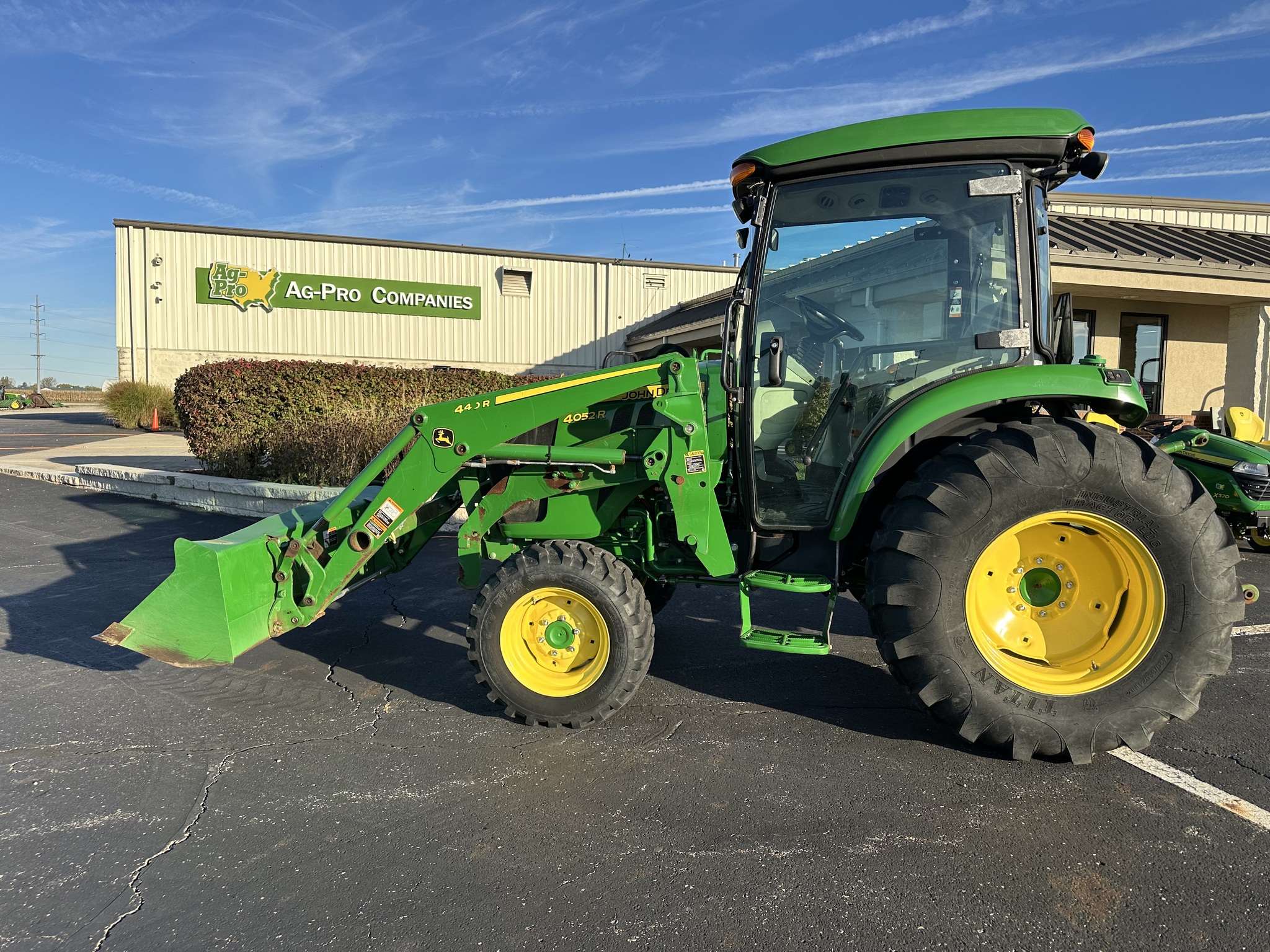 2018 John Deere 4052R Image 1