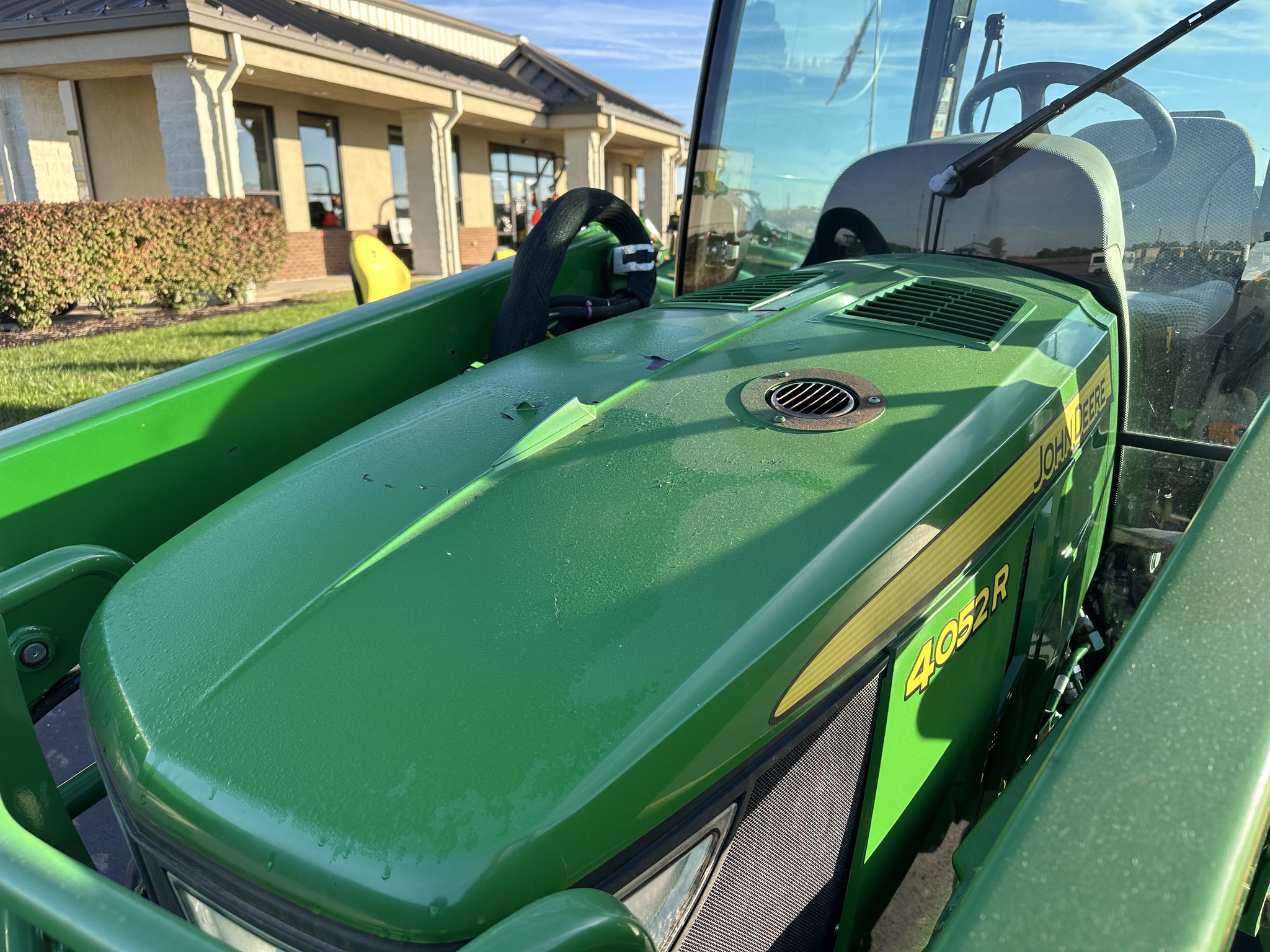 2018 John Deere 4052R Image 4