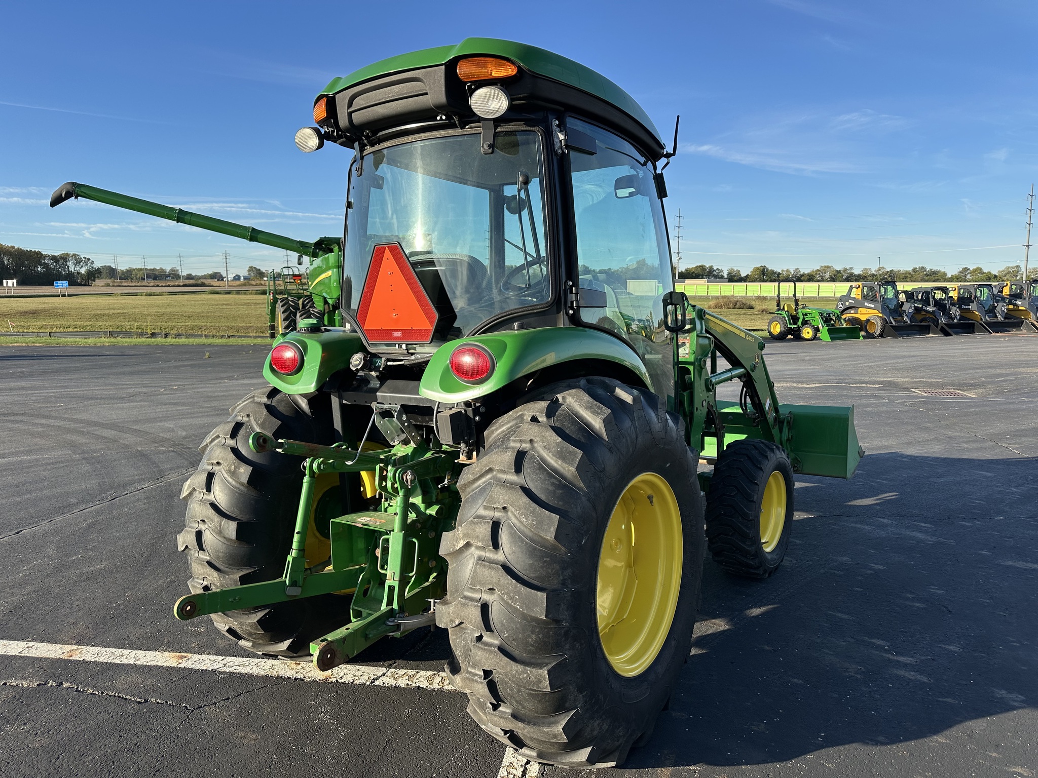 2018 John Deere 4052R Image 5